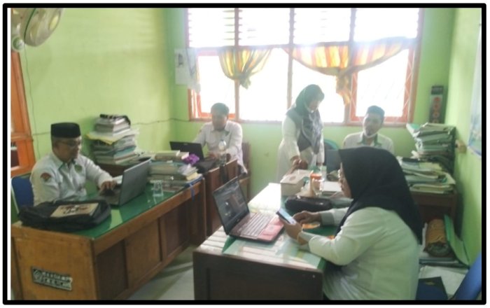 Pastikan Kualitas PJJ Saat Asap Tebal, Kepala MTsN 1 Tebo Tinjau Pemantauan Pembelajaran Daring di Ruang Waka Pastikan Kualitas PJJ Saat Asap Tebal, Kepala MTsN 1 Tebo Tinjau Pemantauan Pembelajaran Daring di Ruang Waka