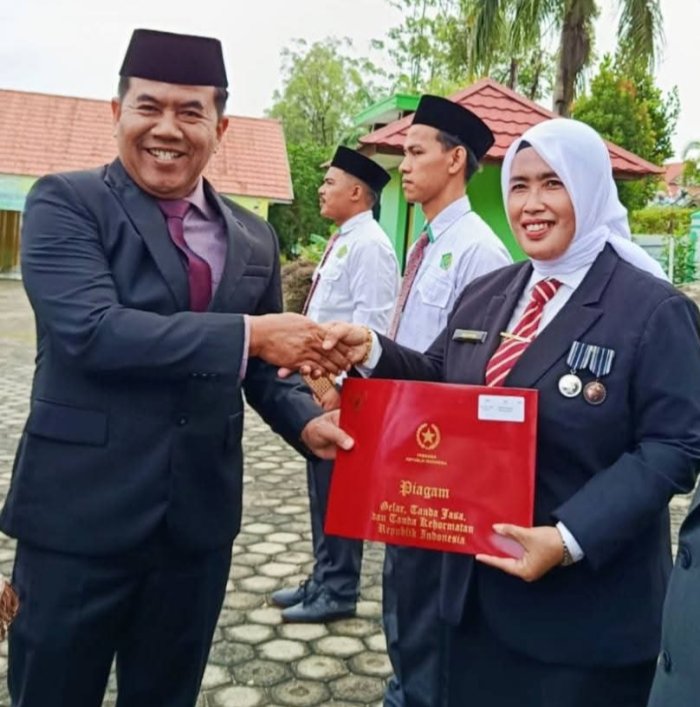 Kepala dan Kaur TU MTsN 1 Tebo Menerima Penghargaan Satyalencana Karya Satya