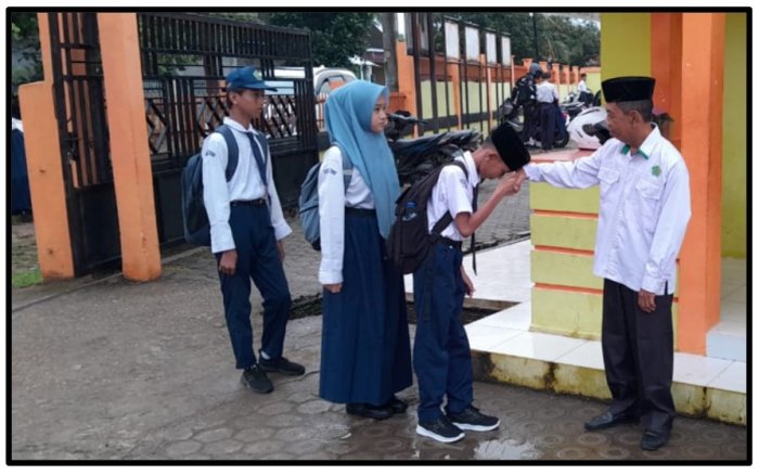 Wujudkan Budaya Disiplin dan Bersih, Guru Piket MTsN 1 Tebo Siaga Sambut Siswa