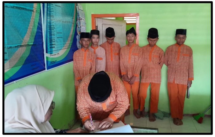 Penegakan Disiplin di MTsN 1 Tebo: Waka Kesiswaan Pimpin Pembinaan Siswa Pelanggar Aturan Penegakan Disiplin di MTsN 1 Tebo: Waka Kesiswaan Pimpin Pembinaan Siswa Pelanggar Aturan