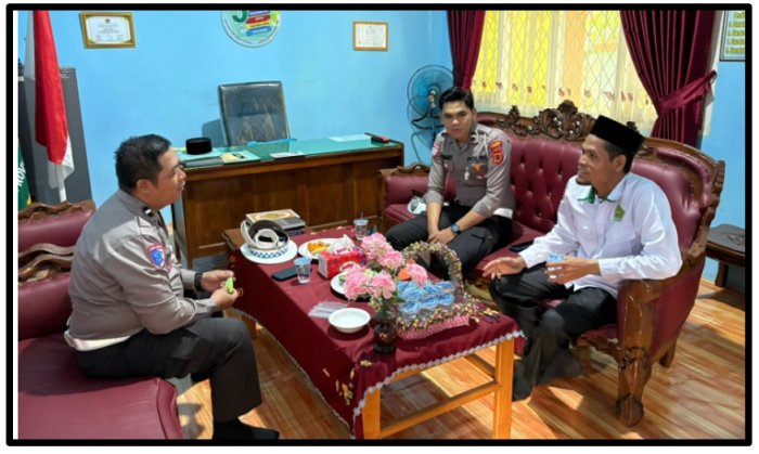 Pererat Silaturahmi: Satlantas Polres Tebo dan Kepala MTsN 1 Tebo Berbincang Hangat Pasca-Upacara