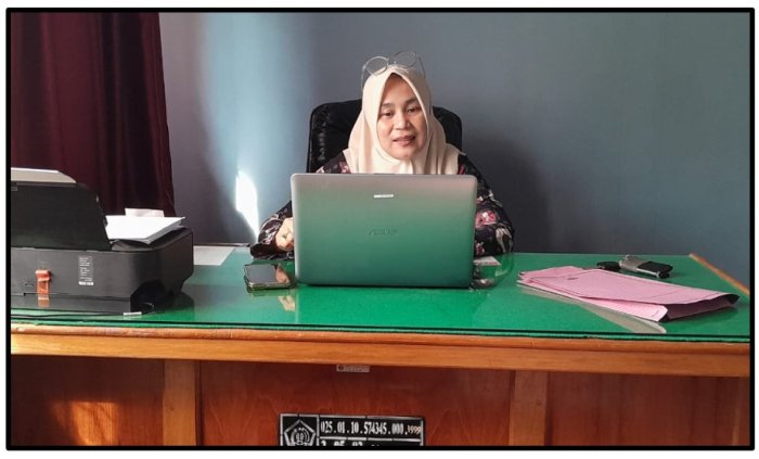 Kaur TU MTsN 1 Tebo, Hj. Tri Desi Umrah, S.Pd., Tingkatkan Efisiensi Layanan Administrasi