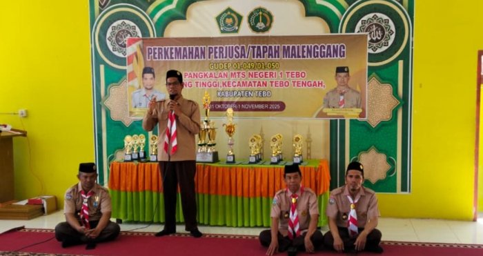 Meriah! Kepala Madrasah Ridwan.S.Pd.I., M.Pd.I. Tutup Resmi Perkemahan Tapah Malenggang MTsN 1 Tebo
