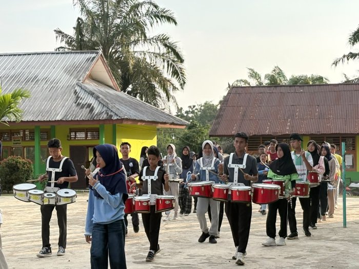MTsN 1 Tebo Tingkatkan Keterampilan Siswa Lewat Ekskul Drumband MTsN 1 Tebo Tingkatkan Keterampilan Siswa Lewat Ekskul Drumband