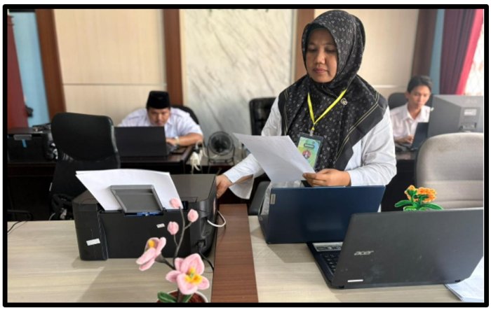 Optimalkan Layanan Pembelajaran, Komariah, S.Pd.I., Guru SKI MTsN 1 Tebo Aktif Siapkan Administrasi KBM dan Tugas Siswa