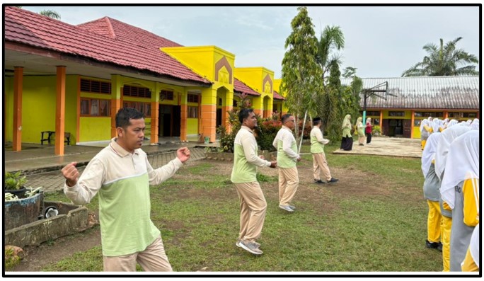 Jaga Kebugaran, Keluarga Besar MTsN 1 Tebo Gelar Senam Sehat Bersama