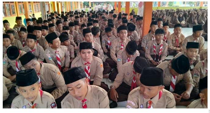 Asah Kemampuan Linguistik Siswa, Kelas VIII.D MTsN 1 Tebo Sukses Gelar Muhadoroh 3 Bahasa