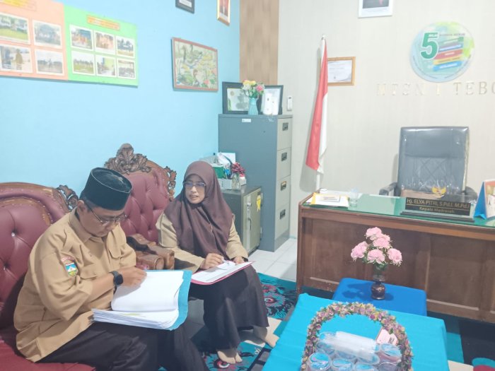 Kepala MTsN 1 Tebo Lakukan Supervisi Perangkat Pembelajaran Guru*