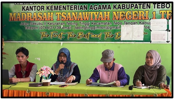 Mantapkan Kesiapan Tuan Rumah KOMPASMA, Kepala MTsN 1 Tebo Gelar Rapat Bersama Majelis Guru dan Karyawan di Ruang Guru Mantapkan Kesiapan Tuan Rumah KOMPASMA, Kepala MTsN 1 Tebo Gelar Rapat Bersama Majelis Guru dan Karyawan di Ruang Guru