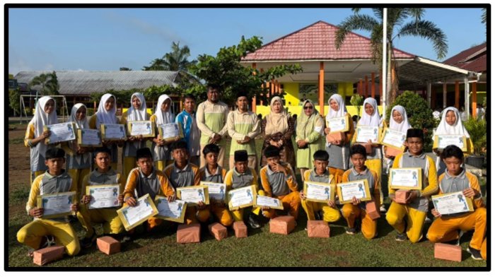 Apresiasi Bakat Siswa, Kepala MTsN 1 Tebo Serahkan Hadiah Pemenang Class Meeting di Lapangan Hijau Apresiasi Bakat Siswa, Kepala MTsN 1 Tebo Serahkan Hadiah Pemenang Class Meeting di Lapangan Hijau