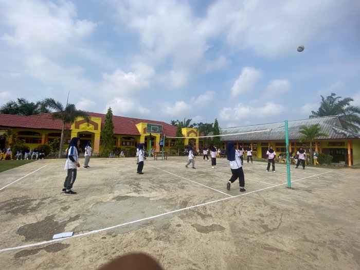 Wali Kelas 8C Dukung Tim Voli di Class Meeting