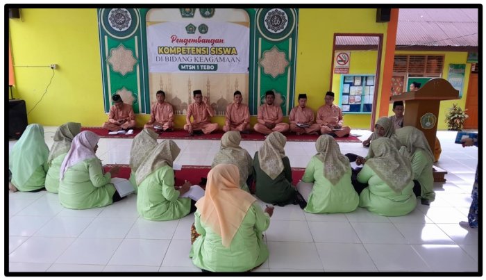 BRIEFING PAGI, KEPALA MTsN 1 TEBO SOSIALISASIKAN KEGIATAN UNGGULAN