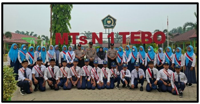Sukses Gelar Upacara Bendera, Petugas Upacara dan Kepala MTsN 1 Tebo Abadikan Momen Bersama Sat Binmas Polres Tebo