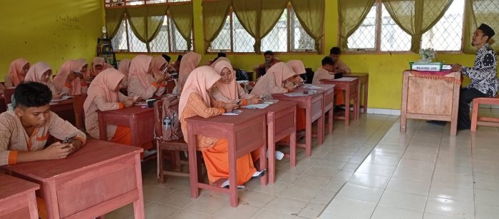 Siswa Kelas IX MTsN 1 Tebo Gunakan Alef Education untuk Pembelajaran Digital Siswa Kelas IX MTsN 1 Tebo Gunakan Alef Education untuk Pembelajaran Digital