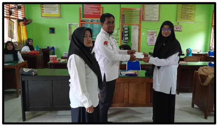 Wujud Kepedulian Sesama, MTsN 1 Tebo Serahkan Uang Sosial untuk Keluarga Ibu Hj. Lathifah