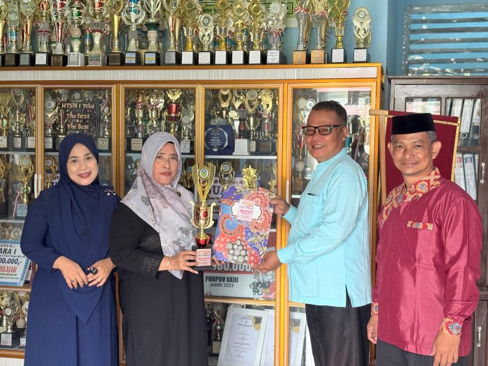 MTsN 1 Tebo Terima Piala Juara Tiga Pawai Budaya Kabupaten Tebo 