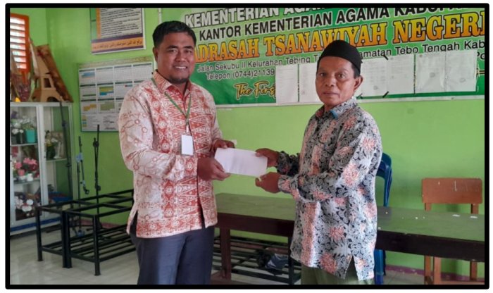Wujud Kepedulian Sesama, Keluarga Besar MTsN 1 Tebo Serahkan Uang Sosial kepada Bapak Takriyanto