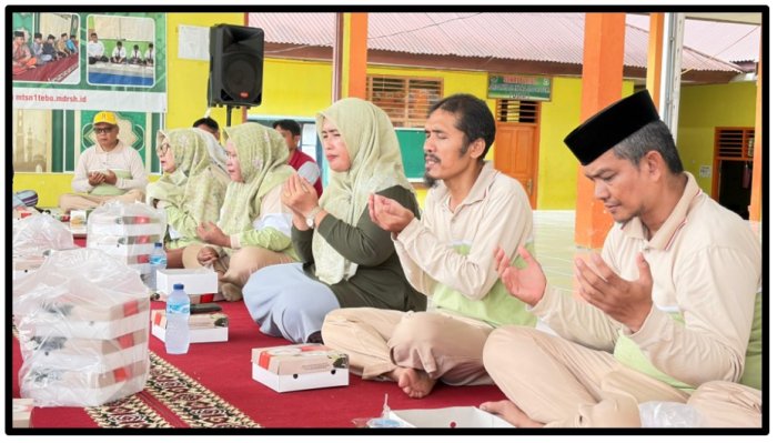 Pererat Silaturahmi, Kepala MTsN 1 Tebo Gelar Makan Bersama Majelis Guru di Aula Madrasah Pasca Pembagian Rapor