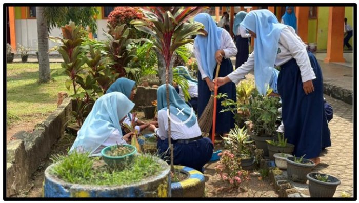 Siswa MTsN 1 Tebo Rutin Gotong Royong Sebelum Belajar