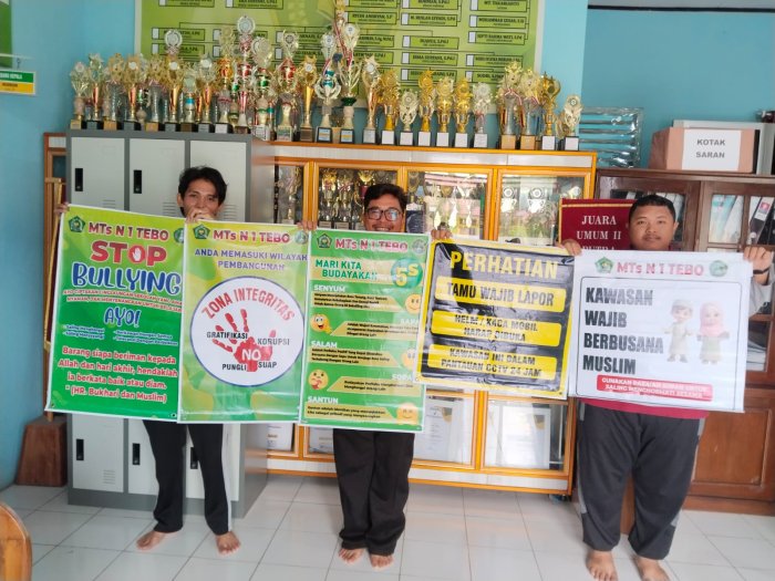 MTsN 1 Tebo Tegakkan Disiplin Lewat Spanduk Aturan Sekolah