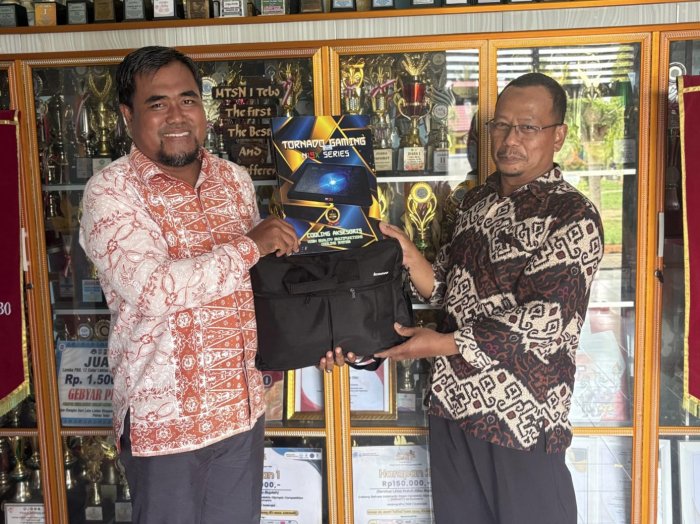 MTsN 1 Tebo Perkuat Tim Humas Lewat Fasilitas Laptop