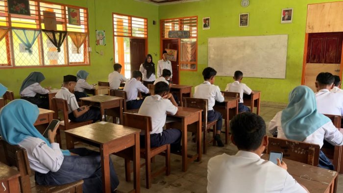 Kepala MTsN 1 Tebo Pantau Langsung Ujian Akhir Kelas 9