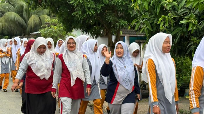 Kepala MTsN 1 Tebo Dampingi Siswa Jalan Sehat Bersama Guru dan Tenaga Kependidikan