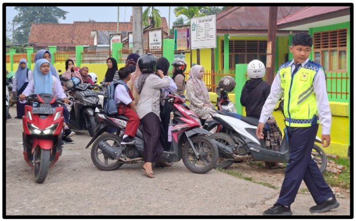 Patroli Keamanan Sekolah (PKS)MTsN 1 Tebo Sigap Atur Kedatangan Murid Madrasah