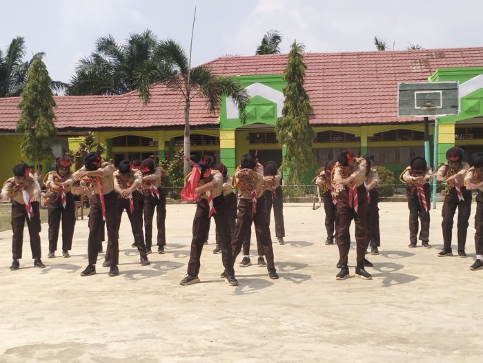 Lomba Yel-Yel Meriahkan Hari Pramuka di MTsN 1 Tebo Lomba Yel-Yel Meriahkan Hari Pramuka di MTsN 1 Tebo
