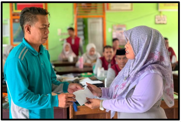 Wujud Kepedulian, Keluarga Besar MTsN 1 Tebo Serahkan Uang Sosial dan Doa Bersama untuk Almarhum Mertua Bapak Sukri