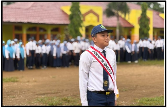 Tampil Memukau, Siswa Kelas VII.A Sukses Pimpin Upacara Senin di MTsN 1 Tebo