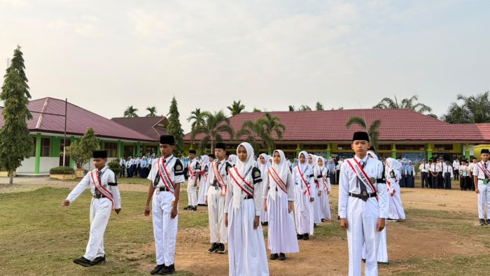 OSIM MTsN 1 Tebo Sukses Laksanakan Tugas Pengibar Bendera