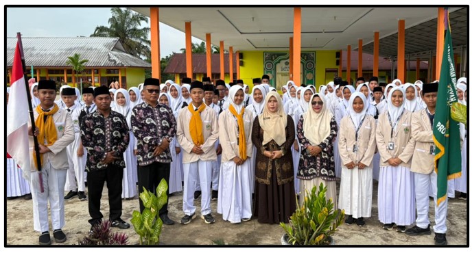 Sinergi Baru: Pimpinan MTsN 1 Tebo Abadikan Momen Bersama Pengurus OSIM Terpilih