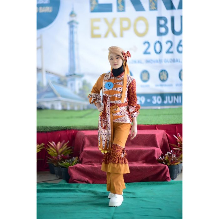 Siswi MTsN 1 Tebo Berprestasi di Lomba Fashion Show Batik