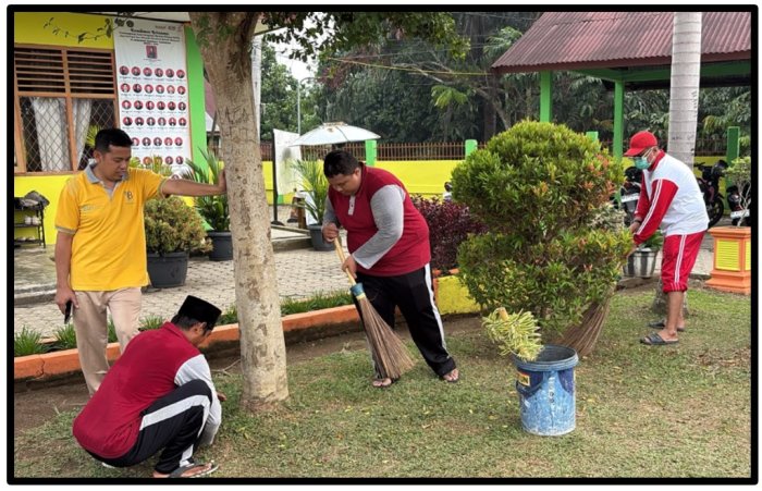 Ciptakan Lingkungan Bersih dan Asri, Siswa MTsN 1 Tebo Bersama Majelis Guru dan Karyawan Gelar Gotong Royong Bersama Ciptakan Lingkungan Bersih dan Asri, Siswa MTsN 1 Tebo Bersama Majelis Guru dan Karyawan Gelar Gotong Royong Bersama