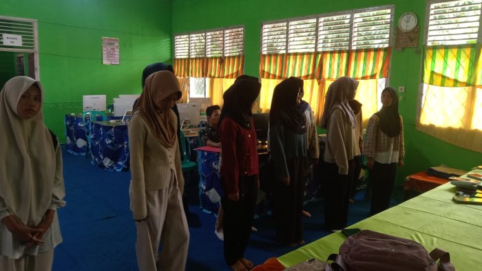 Ibu Irma Suryani Latih Paduan Suara Jelang Perpisahan MTsN 1 Tebo