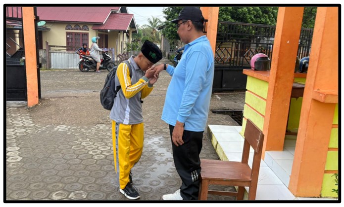 Wujudkan Kedisiplinan dengan Senyum, Pak Ade Mustofa Sambut Siswa di Gerbang MTsN 1 Tebo