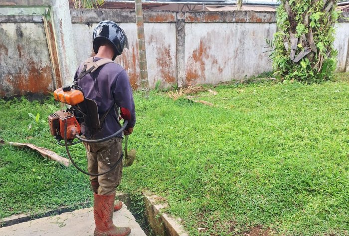 Petugas Kebersihan MTsN 1 Tebo Tetap Siaga Saat Libur Lebaran