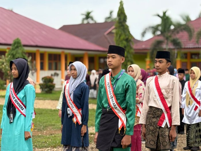 OSIM MTsN 1 Tebo Sukses Laksanakan Upacara Hardiknas