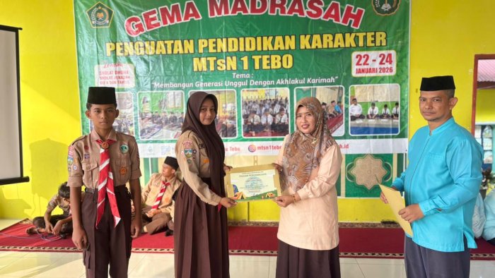 Dua Siswa MTsN 1 Tebo Raih Penghargaan Pramuka