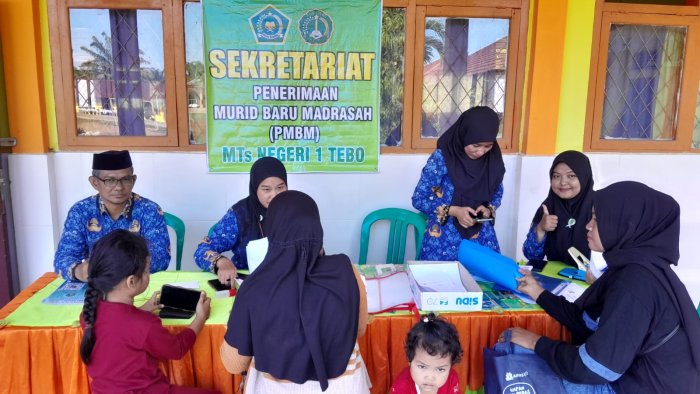 Hari Pertama PMBM, MTsN 1 Tebo Diserbu Ratusan Pelamar Hari Pertama PMBM, MTsN 1 Tebo Diserbu Ratusan Pelamar