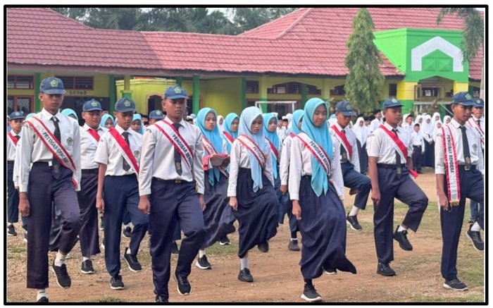 Tampil Luar Biasa, Tim Paskibra MTsN 1 Tebo Sukses Pukau Peserta Upacara Bendera