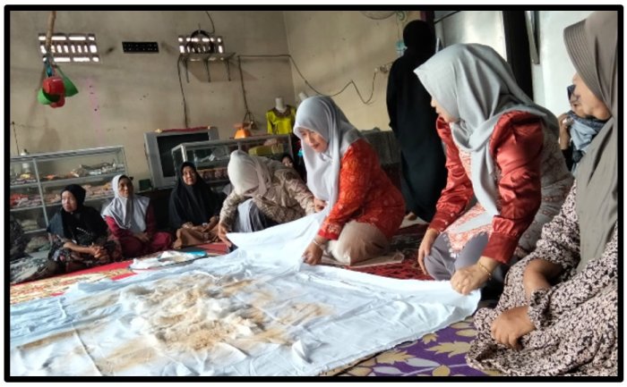 Aksi Humanis, Kepala MTsN 1 Tebo dan Majelis Guru Bahu-Membahu Siapkan Kain Kafan untuk Warga Wafat