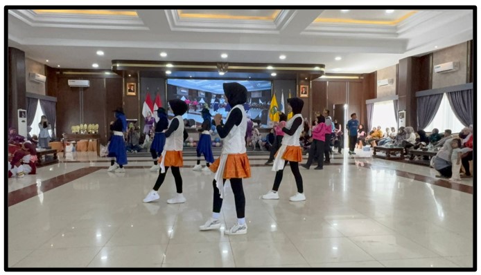 Tampil Enerjik, Siswi MTsN 1 Tebo Ikuti Lomba Line Dance dengan Dukungan Penuh Kepala Madrasah