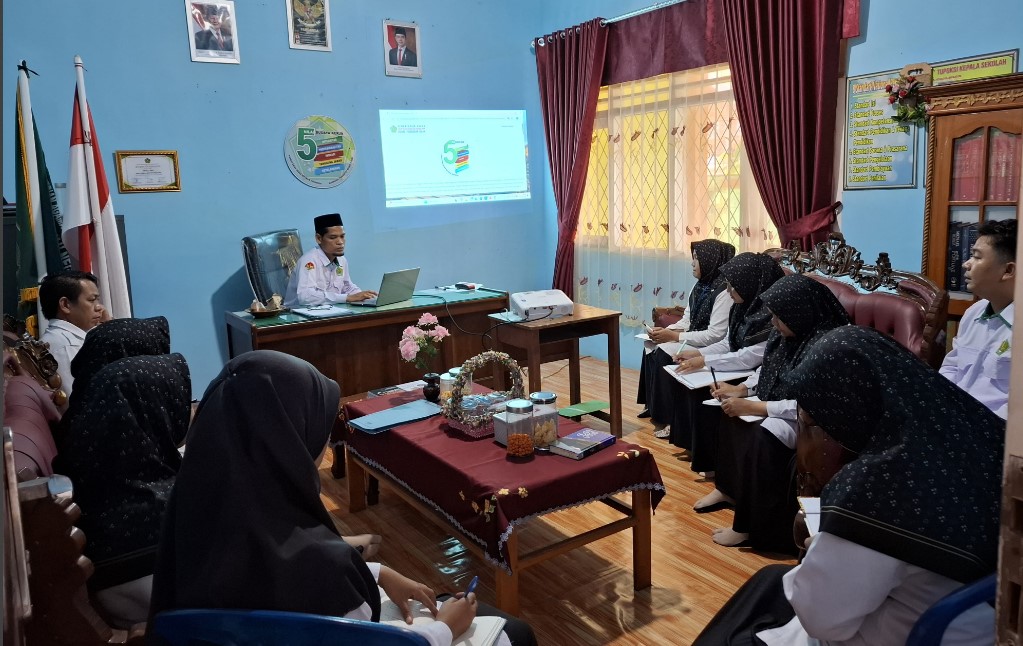 Kepala MTsN 1 Tebo Adakan Pembinaan Guru PPPK Baru untuk Meningkatkan Disiplin Kerja