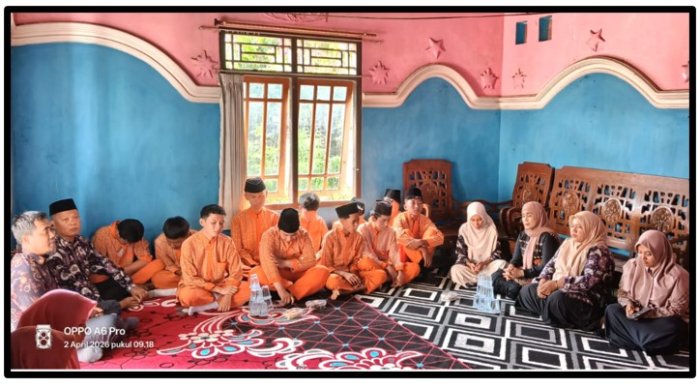 Wujudkan Kepedulian, Keluarga Besar MTsN 1 Tebo Takziyah ke Rumah Duka Siswa di Desa Tugurejo