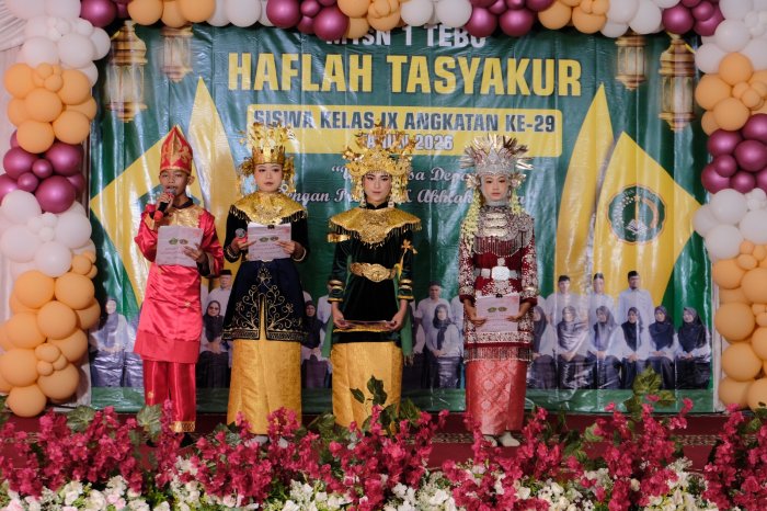Penampilan Memukau MC Tiga Bahasa di Haflah MTsN 1 Tebo
