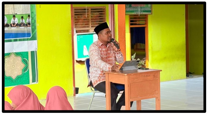 Waka Humas MTsN 1 Tebo Isi Materi Pembatal Salat di Pesantren Kilat 1447 H