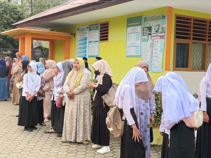 MTsN 1 Tebo Bangun Budaya Positif Sambut Murid di Pagi Hari MTsN 1 Tebo Bangun Budaya Positif Sambut Murid di Pagi Hari